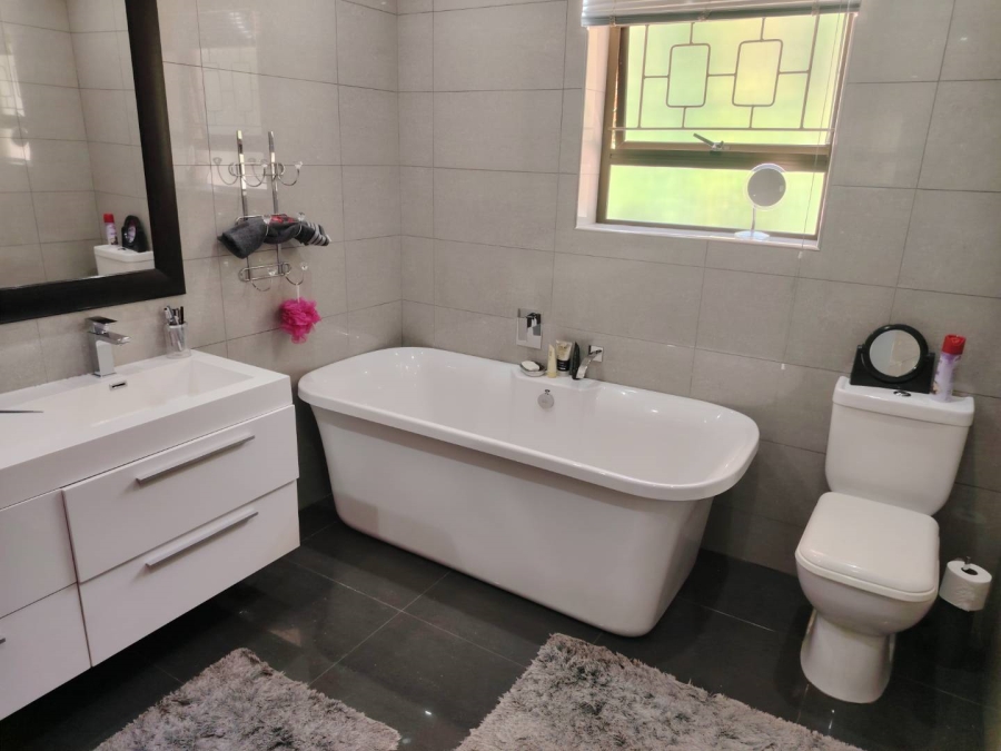 To Let 4 Bedroom Property for Rent in Ridgeworth Western Cape